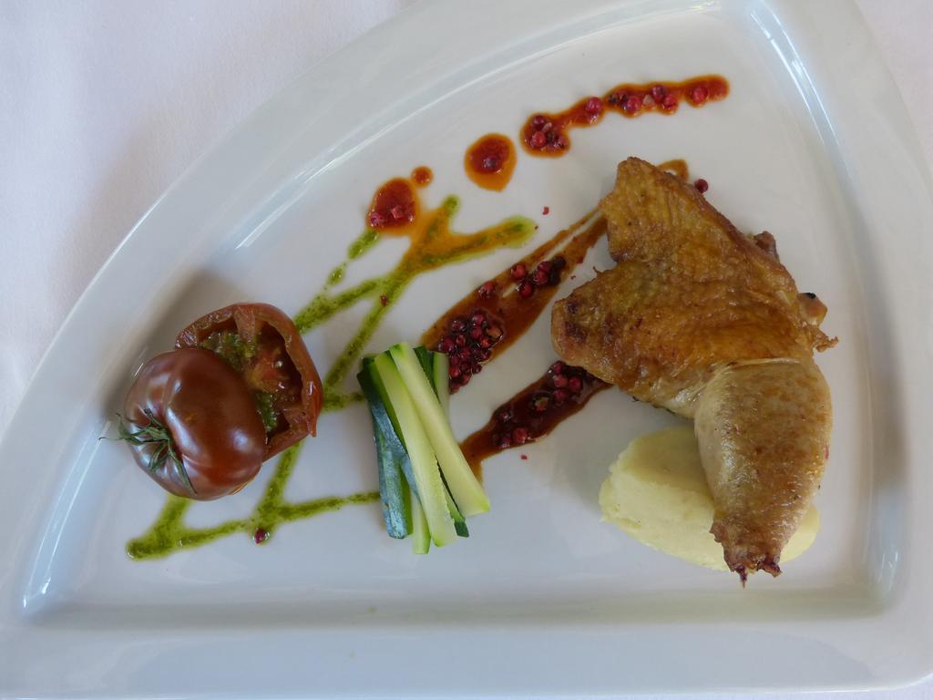 Hotel Lou Caleu Restaurant Le Rocher Des Abeilles Saint-Martin-de-Castillon ภายนอก รูปภาพ