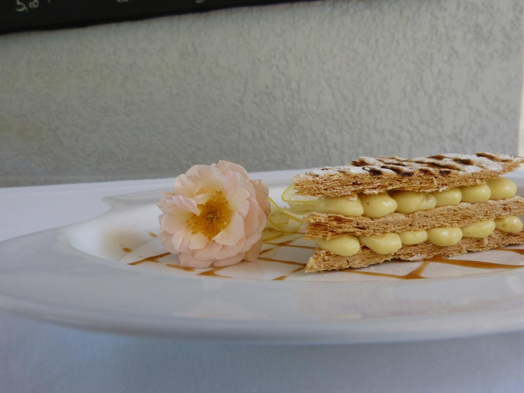 Hotel Lou Caleu Restaurant Le Rocher Des Abeilles Saint-Martin-de-Castillon ภายนอก รูปภาพ