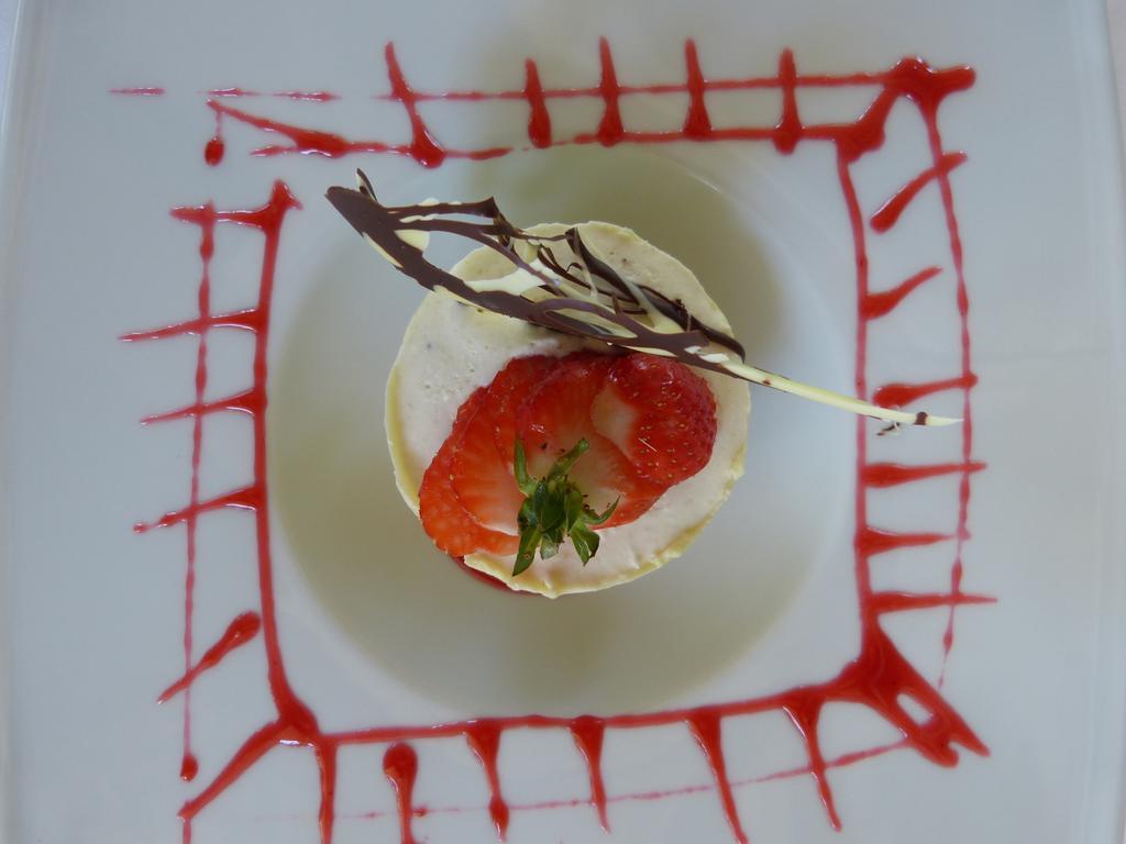 Hotel Lou Caleu Restaurant Le Rocher Des Abeilles Saint-Martin-de-Castillon ภายนอก รูปภาพ